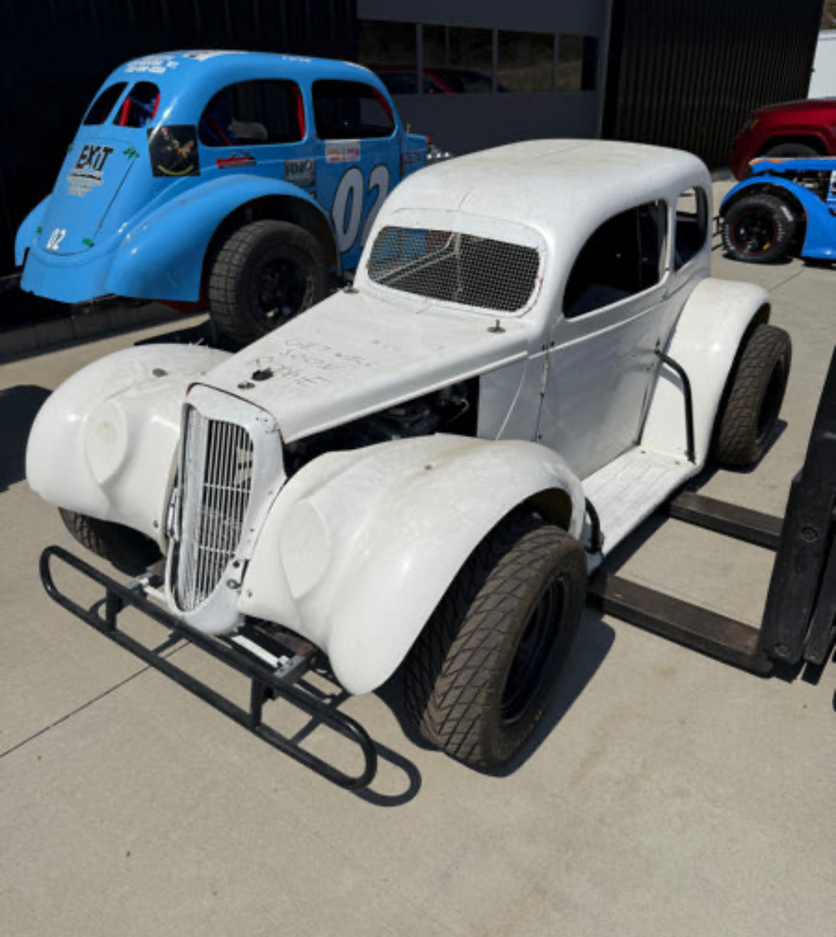 white sedan: Used 1250